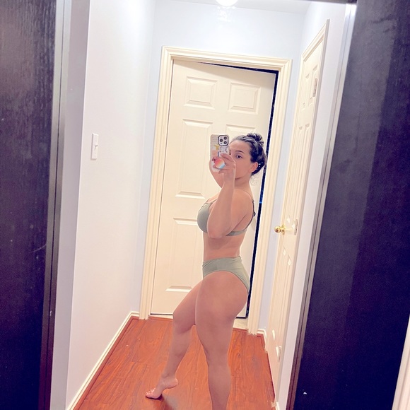 Hollister top and bottom - Picture 4 of 4